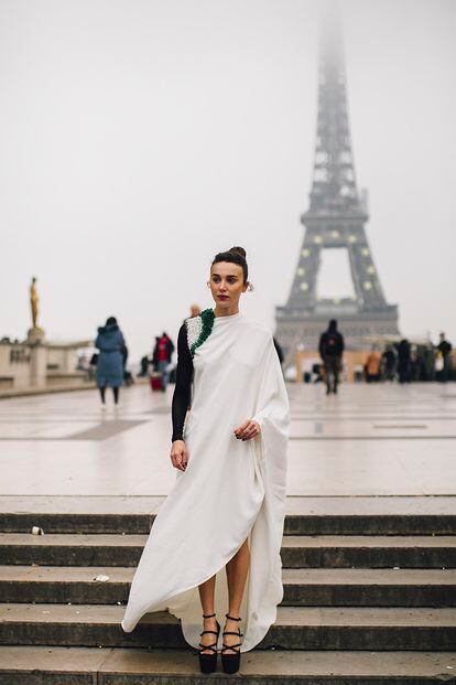 Un vestido especial, pero sencillo. La influencer Mary Leest eligió este diseño alta costura de Stephane Rolland para asistir a su desfile. Posar delante de una Torre Eiffel desdibujada por la niebla suma puntos para convertirse en ganadora del street style.