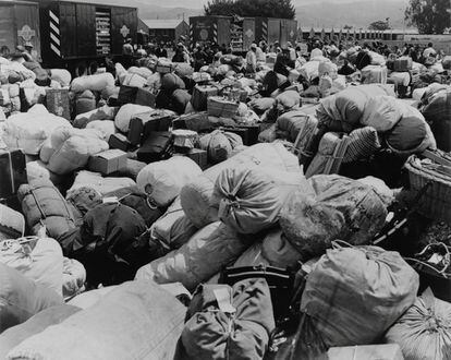 Los campos de concentración estaban franqueados con alambradas de espino y vigilados por guardias armados. En la imagen, el equipaje perteneciente a los evacuados de ascendencia japonesa a las puertas de un Centro de Reubicación de la Guerra en Salinas (California), en el verano de 1942.