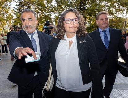 La exvicepresidenta de la Generalitat valenciana, Mónica Oltra, el pasado 19 de septiembre, a su entrada en el juzgado para declarar por la gestión del caso de abusos de su exmarido a una menor.