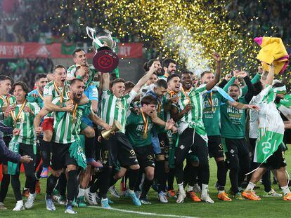 Los jugadores del Betis, con Joaquín con la copa, celebran el título. / ALEJANDRO RUESGA