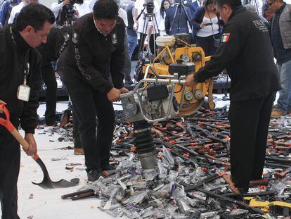 Funcionarios destruyen réplicas de armas por incumplir las Normas Oficiales Mexicanas y ser un riesgo para los usuarios, en 2017.