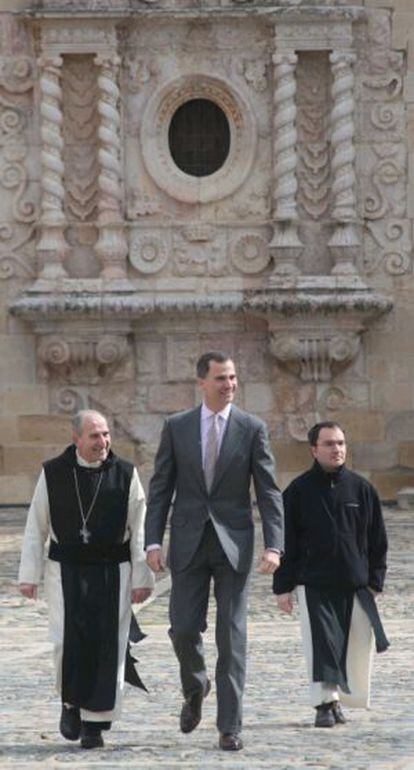 El Príncipe Felipe, junto a dos religiosos, en Poblet.