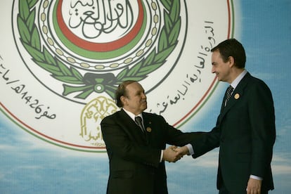 El entonces presidente argelino, Abdelaziz Buteflika, saludaba al presidente del Gobierno español, José Luis Rodríguez Zapatero, en una cumbre con países árabes en Argel en marzo de 2005.