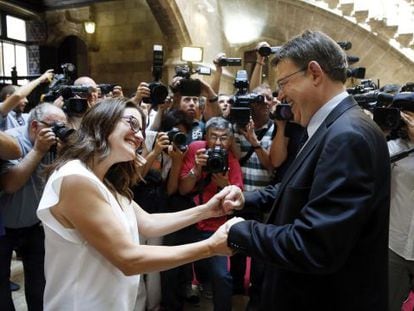 El presidente de la Generalitat, Ximo Puig, recibe la felicitaci&oacute;n de la vicepresidenta, Monica Oltra, tras anunciar su gobierno.