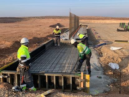Cuatro trabajadores de la construcción participan en las obras de las plantas de transferencia de residuos de Zaragoza.