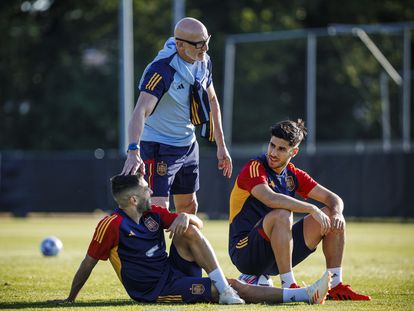 Luis de la Fuente, con Jordi Alba y Marco Asensio, en el entrenamiento de la selección de este miércoles.