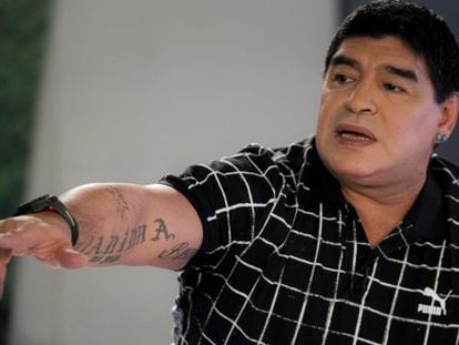 El exjugador de fútbol argentino Diego Maradona, con su nueva imagen.