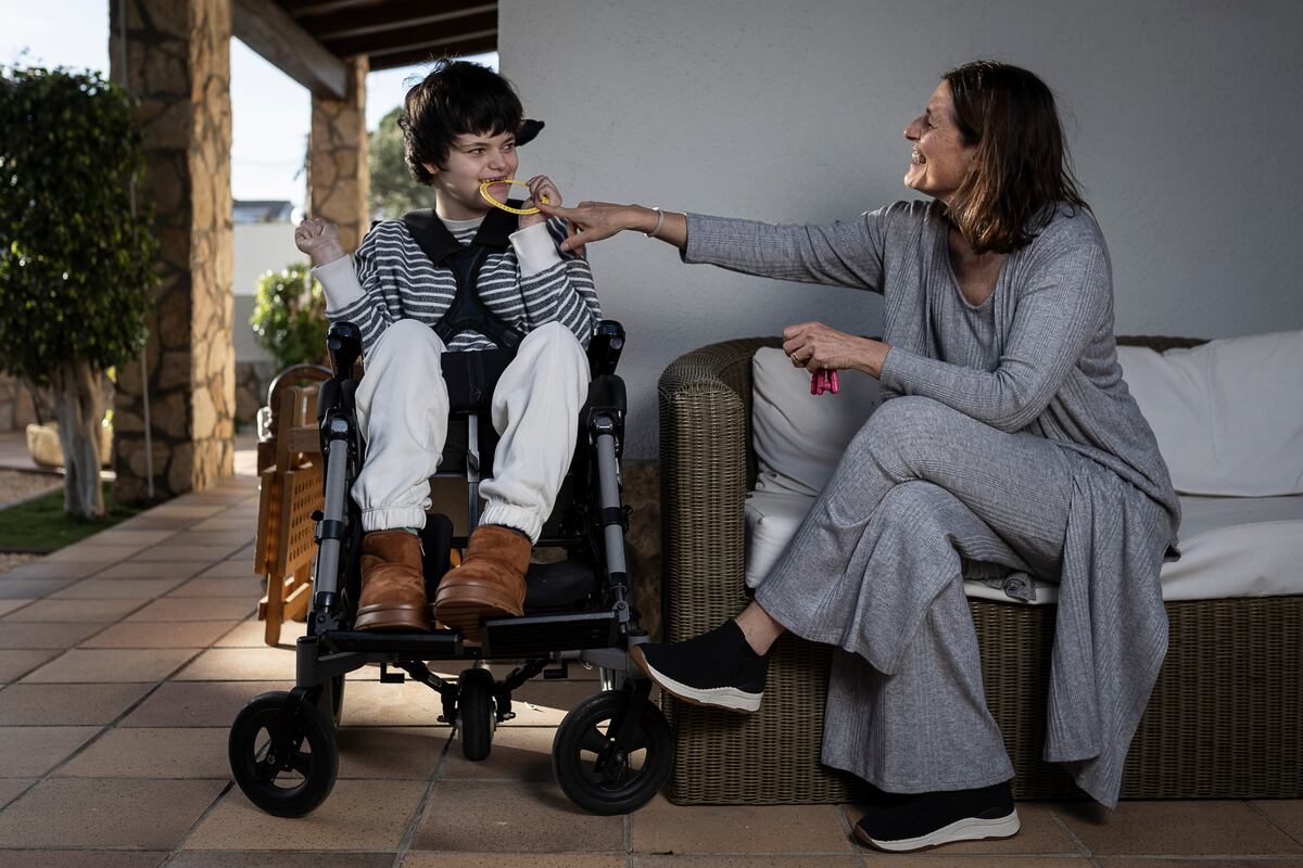 La pelea de cientos de familias para cuidar a sus hijos enfermos: “Nos discriminan por ser funcionarios” | Sociedad