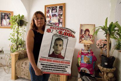Marisela Escobedo muestra el póster de Sergio Barraza, el asesino de su hija. El jueves ella fue asesinada a tiros en la puerta del palacio de Gobierno de Chihuahua, donde montó un campamento de protesta en demanda de justicia. Una cámara de seguridad grabó el momento del crimen.