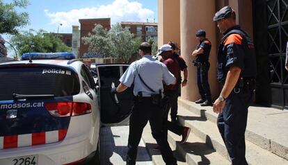 Els Mossos s'emporten el detingut.
