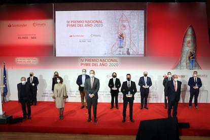 En primera línea, de izquierda a derecha: José Luis Bonet, presidente de la Cámara de Comercio de España; María Jesús Montero, ministra de Hacienda; el rey Felipe VI; Javier Mira, consejero delegado de FacePhi, y Luis Isasi, presidente de Santander España. Detrás de ellos, los otros premiados, acompañados por Isabel Puig, presidenta de la Comisión de Pymes de la Cámara de Comercio de España, y Alejandro Martínez Peón, consejero delegado de Prisa Noticias (segundo por la derecha).