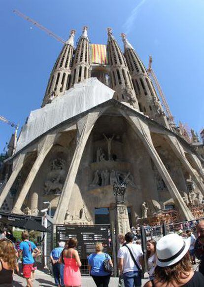 El portal de la Gloria de la bas&iacute;lica de la Sagrada Familia de Barcelona luce una bandera catalana coincidiendo con la celebraci&oacute;n ma&ntilde;ana de la Diada Nacional de Catalu&ntilde;a. 