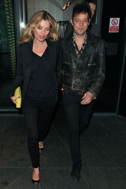 Kate Moss y Jamie Hince, muy de negro, saliendo de la fiesta posterior a los premios.