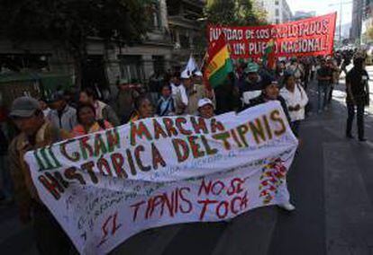 Indígenas, activistas y maestros marchan en defensa de la reserva natural Tipnis en La Paz (Bolivia).