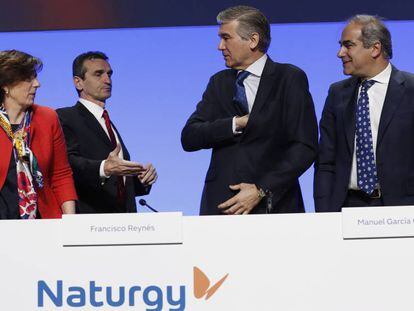 El presidente de Naturgy, Francisco Reynés,junto a la consejera de Naturgy, Helena Herrero, y el secretarío del consejo, Manuel García Cobaleda, durante la junta general.