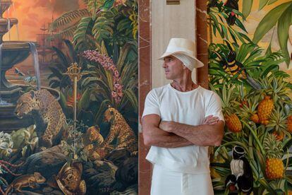 El empresario argentino Alan Faena frente a un fresco del artista Juan Gatti, en su hotel de Miami Beach.
