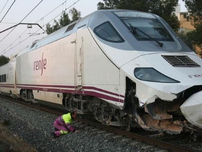 El tren Euromed que ha descarrilado a la salida de la estaci&oacute;n de Mont-roig del Camp.