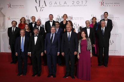 El ministro de Cultura, &Iacute;&ntilde;igo M&eacute;ndez de Vigo (en el centro), con el presidente del Patronato del Real, Gregorio Mara&ntilde;&oacute;n y Bertr&aacute;n de Lis (delante, primero por la izquierda), y otros de sus miembros y de su consejo asesor, ayer antes del comienzo del concierto. 