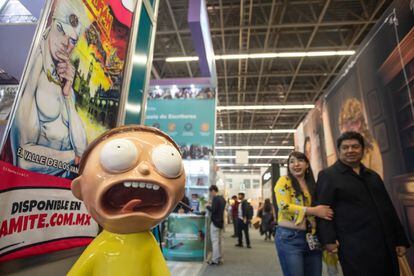 Visitantes se toman fotos con los personajes de la serie animada 'Rick and Morty', en el pabellón dedicado a la caricatura y la historieta gráfica.