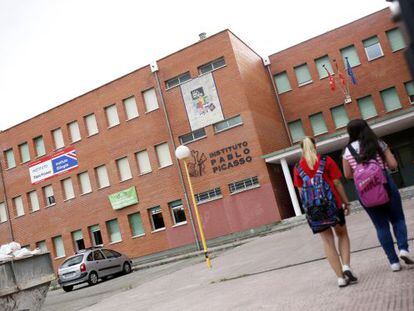 Entrada del instituto Pablo Picasso de Pinto, donde estudiaban los tres menores detenidos acusados de vejar a una compañera de clase.