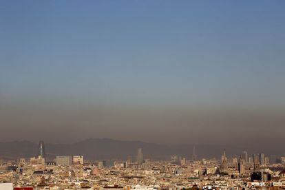 La contaminació atmosfèrica cobreix la ciutat de Barcelona.