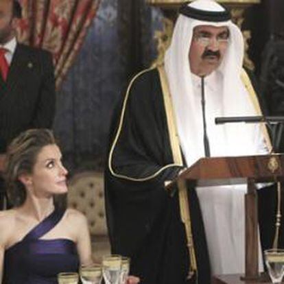 El emir de Catar, Hamad Bin Jalifa al-Thani, se dirige a los asistentes en presencia de la Reina Sofia, la Princesa Letizia y el presidente del gobierno, José Luis Rodriguez Zapatero, en la cena de gala organizada en el Palacio Real