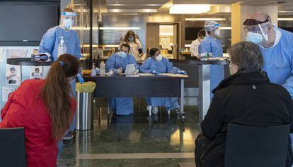 Personal sanitari fan els tràmits d'entrada de pacients prodcedents de l'Hospital Vall d'Hebron, a l'Hotel Melià-Sarrià, a Barcelona.