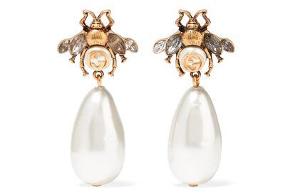 Oro, playa, cristales y perlas artificiales. Así son estos pendientes de Gucci que no renuncian a su famosa abeja, símbolo de la casa. ¿Su precio? 350 euros.