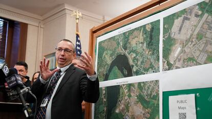 Michael Sauschuck, del Departamento de Seguridad Pública de Maine, este viernes en el Ayuntamiento de Lewinston.