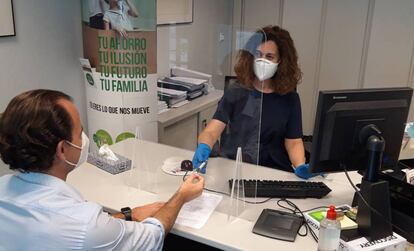 Imagen de archivo de la atención a clientes en una oficina bancaria