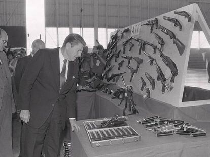 Ronald Reagan inspecciona armas confiscadas en Estados Unidos en 1982.