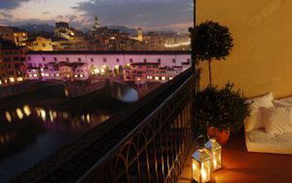 Habitación del Hotel degli Orafi, en Florencia, con vistas al Ponte Vecchio sobre el Arno.