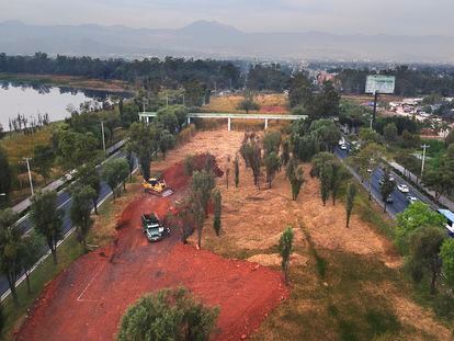 Vista aérea de una parte del humedal de Xochimilco, al sur de la Ciudad de México, siendo cubierto con tierra y piedra para construir un puente vehicular elevado.