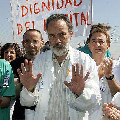 El ex jefe de Urgencias Luis Montes, en una concentración ante el centro.