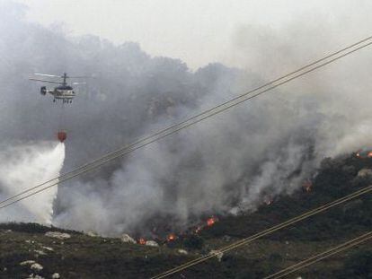Un helicóptero, durante las labores de extinción del incendio.