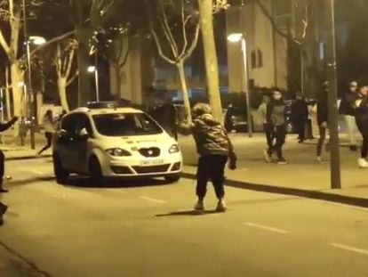 Un joven insulta a un Mosso d’Esquadra en Pallejà, Barcelona. En vídeo, un grupo de 60 jóvenes agreden y acosan a una patrulla de los Mossos d’Esquadra.
