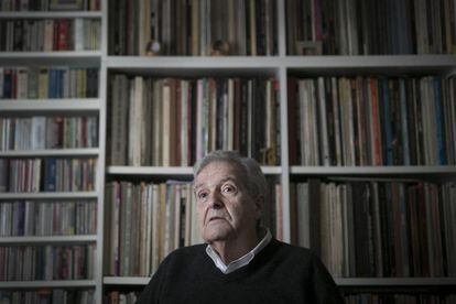 Josep Maria Bricall, exconsejero del Gobierno de Tarradellas, en su casa de Barcelona este viernes.