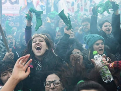 Manifestantes celebran la legalización del aborto en Buenos Aires frente al Congreso este jueves.