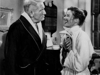 Katharine Hepburn y Spencer Tracy conversan durante los descansos del rodaje de &#039;Su otra esposa&#039; en los estudios de Hollywood. 