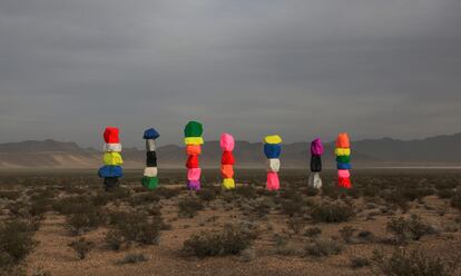 'Seven Magic Mountains', una monumental instalación de piedra de Ugo Rondinone en el desierto de Las Vegas.