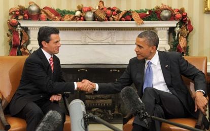El presidente Obama estrecha la mano del presidente electo de M&eacute;xico, Enrique Pe&ntilde;a Nieto, durante su visita este martes a la Casa Blanca.