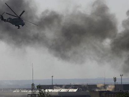 Un helicóptero ucraniano dispara contra las instalaciones del aeropuerto de Donetsk.