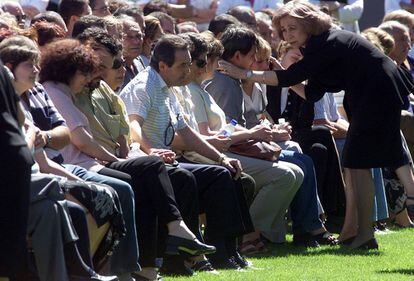 La Reina Sofía consuela a las familias de los adolescentes fallecidos en un accidente de autobús en los alrededores de Soria.