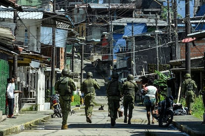 Miembros de la Armada Nacional de Colombia patrullan una calle en Buenaventura.