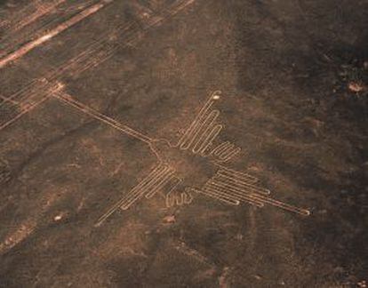 Petroglifo de un colibrí en Nazca (Perú).