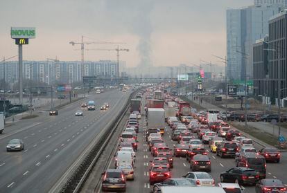 El tráfico se incrementó en Kiev, Ucrania, este jueves.
