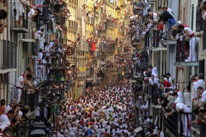 Una calle de Pamplona durante un encierro de San Fermín el año 2013.
