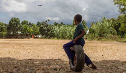 Un niño zanzibarí observa el vuelo de un dron.