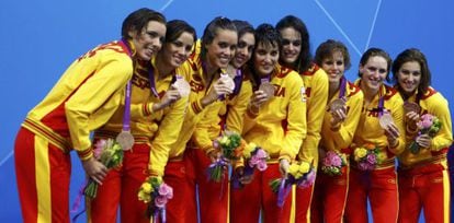 Clara Basiana (1ª dcha) con el equipo español en el podio de Londres