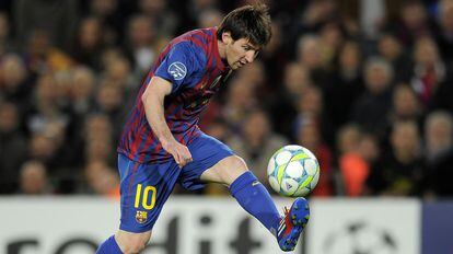 Messi marca el primero de sus cinco goles, que sirvió para adelantar a los azulgrana contra el Bayer.